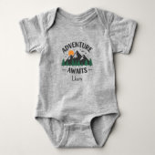Adventure Awaits Mountains Personalized  Bodysuit ベビーボディスーツ (正面)