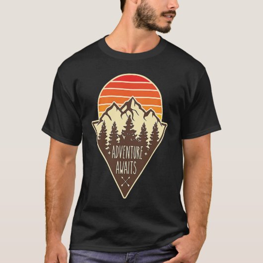 Adventure Awaits, Outdoors Nature Hiking Graphic Tシャツ (正面)