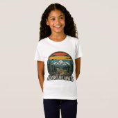 Adventure Awaits Retro Camping T-Shirt Tシャツ (正面フル)
