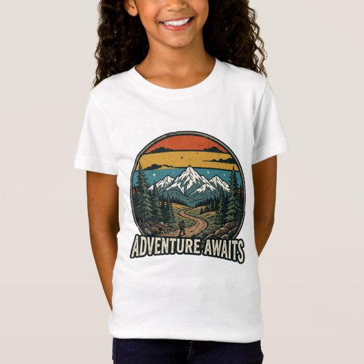 Adventure Awaits Retro Camping T-Shirt Tシャツ (正面)