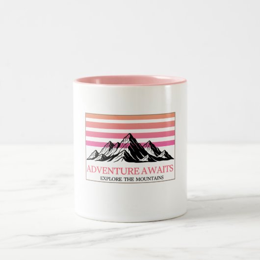 Adventure Awaits Retro Mountain Sunset ツートーンマグカップ (中央)
