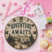 Adventure Awaits Rustic Camper Camping Mountain ペーパープレート (パーティー)