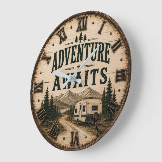 Adventure Awaits Rustic Camper Camping Mountain ラージ壁時計 (傾斜)