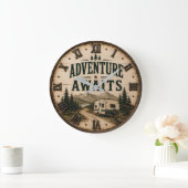 Adventure Awaits Rustic Camper Camping Mountain ラージ壁時計 (ホーム)