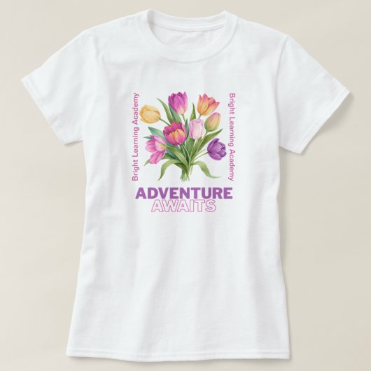 Adventure Awaits School Spirit Teacher Tシャツ (デザイン正面)