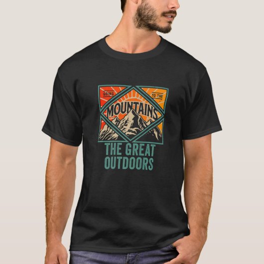 Adventure Awaits The Great Outdoors Nature Hiking  Tシャツ (正面)