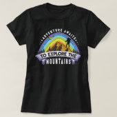 Adventure Awaits To Explore The Mountains Tシャツ (デザイン正面)