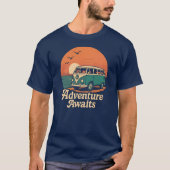Adventure Awaits Van Sunset Retro Travel T-Shirt Tシャツ (正面)