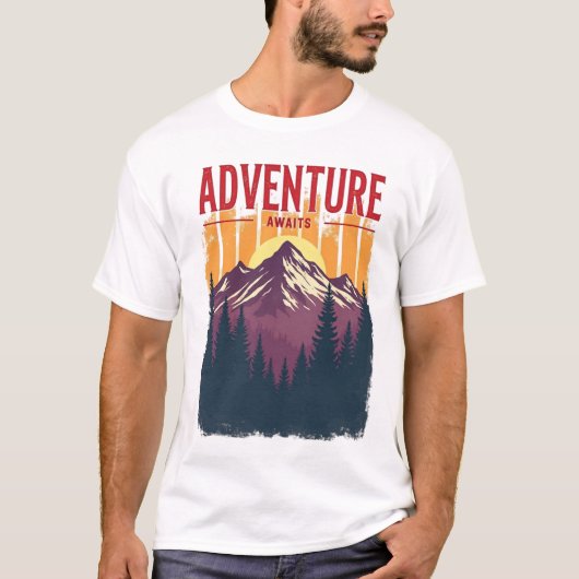 Adventure Awaits - Vintage Mountain & Forest Tシャツ (正面)