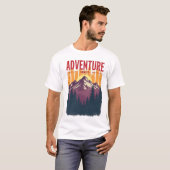 Adventure Awaits - Vintage Mountain & Forest Tシャツ (正面フル)