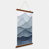 Adventure Awaits Watercolor Mountain 吊り下げ型タペストリー (傾斜あり)