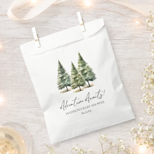 Adventure Awaits! Winter Pine Trees Baby Shower フェイバーバッグ (クリップ留めされた状態)
