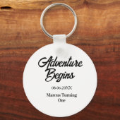 Adventure begins 1st birthday name date simple min キーホルダー (裏面)