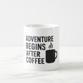 Adventure Begins After Coffee – Outdoor Coffee Quo コーヒーマグカップ (中央)