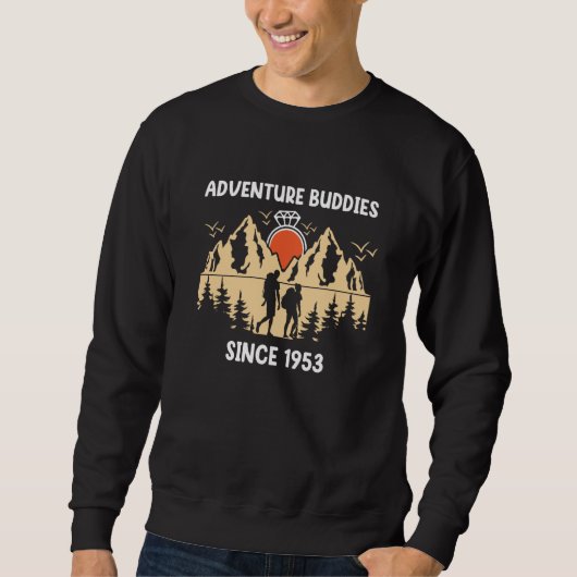 Adventure Buddies Since 1953 Hiking Partner スウェットシャツ (正面)