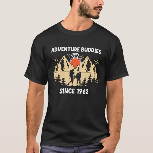 Adventure Buddies Since 1962 Hiking Partner Tシャツ (正面)