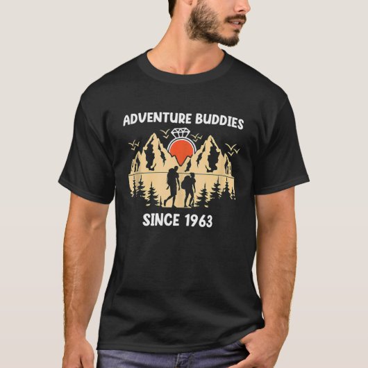 Adventure Buddies Since 1963 Hiking Partner Tank T Tシャツ (正面)