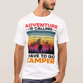 Adventure Camper Retro Mountain Camping Design Tシャツ (正面)