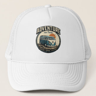 Adventure Is Out There – レトロキャンピングカー グラフィック キャップ
