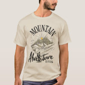 Adventure Mountain Explorer – Vintage Hiking Tシャツ (正面)