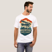 Adventure Takes Flight Retro Airplane Art Tシャツ (正面フル)
