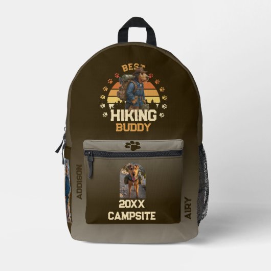 Adventurous Airedale Hiker Wilderness Explorer プリントバックパック (正面)