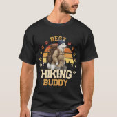 Adventurous Akita Hiker Wilderness Explorer Tシャツ (正面)