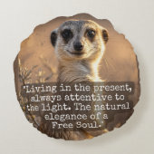 Adventurous Meerkat Living ラウンドクッション (裏面)
