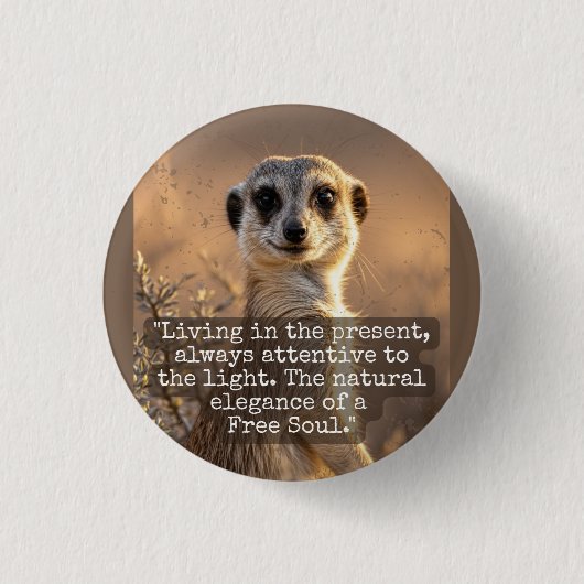 Adventurous Meerkat Living 缶バッジ (正面)