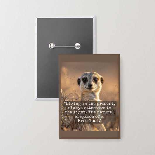 Adventurous Meerkat Living 缶バッジ (正面/裏面)