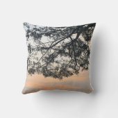 Aesthetic Tree Silhouette Against Pastel Sunset Sk クッション (裏面)