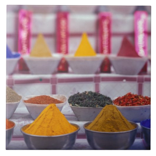 AF、エジプト、アスワン、市カラフル場での香辛料。 タイル (正面)