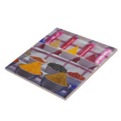 AF、エジプト、アスワン、市カラフル場での香辛料。 タイル (側面)