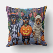 Affenpinscher Dogs Trick-or-Treating in Halloween クッション (裏面)