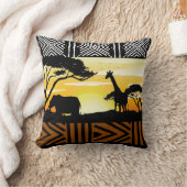 African Safari Scene Throw Pillow クッション (ブランケット)