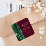 Agate Emerald Green金ゴールドスクリプトBurgundy 結婚's スクエアシール<br><div class="desc">このエレガントステッモダンクはエメラルドの緑の水彩層のデザインを金ゴールドグリッターでトリミングしてフェイクいる。大きカスタマイズなアンパサンドの上に書の筆跡で新郎新婦の名前とブルゴーニュの背景に簡単に金ゴールドの色のお洒落文字。</div>