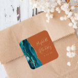 Agate Geodeスクリプトティール（緑がかった色）金ゴールドバーンドオレンジ結婚ズ スクエアシール<br><div class="desc">このステッエレガントクはモダン、ティール（緑がかった色）ブルーの水色のアゲイトデザインを金ゴールドグリッターでトリミングしてフェイクいることを特徴とする。燃えカスタマイズたオレンジ色の背景に簡単に金ゴールド色の文字は、大きなアンパサンドの上に書の筆跡の新郎新婦の名前と。</div>
