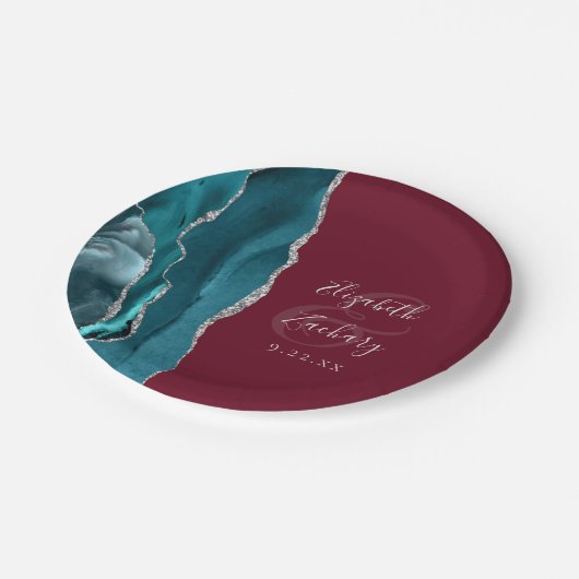Agate Geode Silver Script Burgundy Wedding ペーパープレート (アングル)
