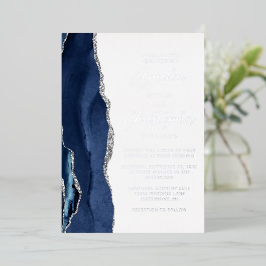 Agate Navy Blue Silver Modern Script Wedding 箔招待状 (立ち正面)