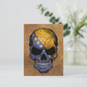 Aged and 擦り切れた Boisan – ヘルツェゴビナ国旗のスカル ポストカード (スタンド正面)