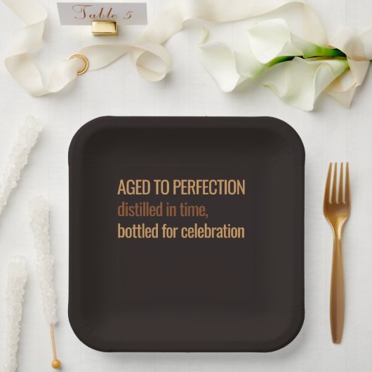 Aged to Perfection Whisky Birthday Celebration ペーパープレート (ウェディング)
