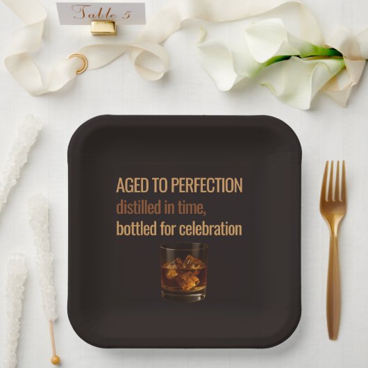 Aged to Perfection Whisky Birthday Celebration ペーパープレート (ウェディング)