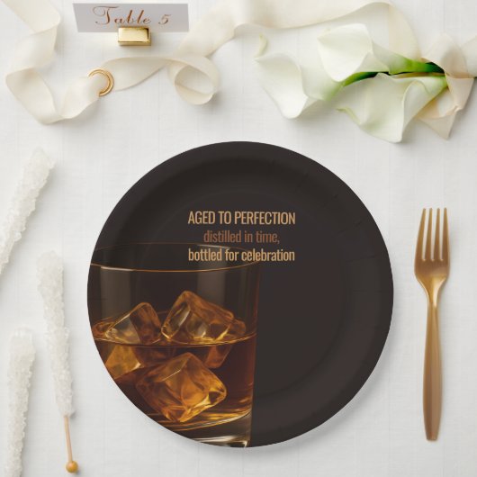 Aged to Perfection Whisky Birthday Celebration ペーパープレート (ウェディング)