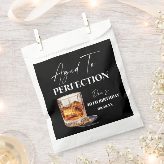 Aged To Perfection Whisky Glass Birthday Party フェイバーバッグ (クリップ留めされた状態)