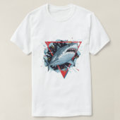 Aggressive Shark Illustration – Dynamic Ocean Pred Tシャツ (デザイン正面)