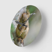 Agile Brown Squirrel in Alberta ラウンド壁時計 (傾斜)