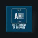 Ah! The Element of Surprise Funny Chemistry  缶バッジ<br><div class="desc">Ah, Element of Surprise Chemistry Funny This is a great gift for the Chemistry teacher and students or Chemistry lover in your life. Anyone you know who has studied the Periodic Table of Elements will appreciate this joke. This science style dad joke is sarcastic in a simple black and white...</div>