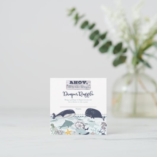 Ahoyそれは男の子の赤ちゃんシャワーおむつラッフルだ エンクロージャーカード (スタンド正面)