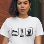AI おもしろいプロンプトTシャツ | 白黒ロボ食べット Tシャツ<br><div class="desc">コードライフを生きるプロンプトエンジニアのためにおもしろい、このAIをテーマにしたTシャツは、レトロなアイコンスタイルにはっきりした食べSleep,  ,  Promptの白いグラフィックを備えている。あなたはモデルをトレーニングするか、単に開発モードでバイビングするかにかかわらず、この黒いティーはコーダ、チャットボットファン、およびAIおたくに最適である。技術の愛素晴らし者、ソフトウェオタク系のアのエンジニア、またはGPTや大規模な言語モデルに取り付かれている人のためのソフトウェアの贈り物。複数のサイズとスタイルで利用可能 – 次のプロンプトの前に1つを取得する – トスン！</div>