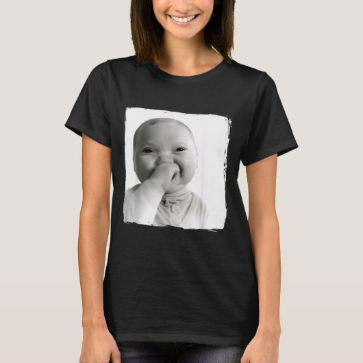 Ai Baby Giggling Holding Back Laugh Funny Viral Ge Tシャツ (正面)